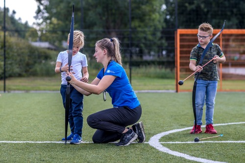 Kind schiet met pijl en boog