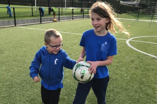 Voetbal tijdens de woensdagmiddagactiviteit samen met Sportstuif!